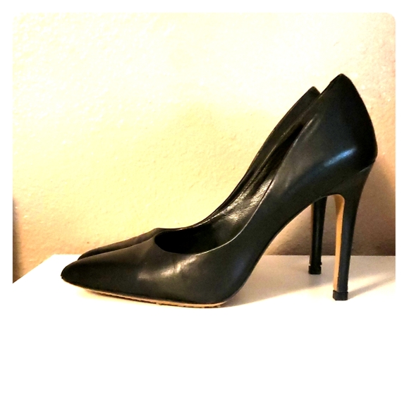 vince camuto black leather heels